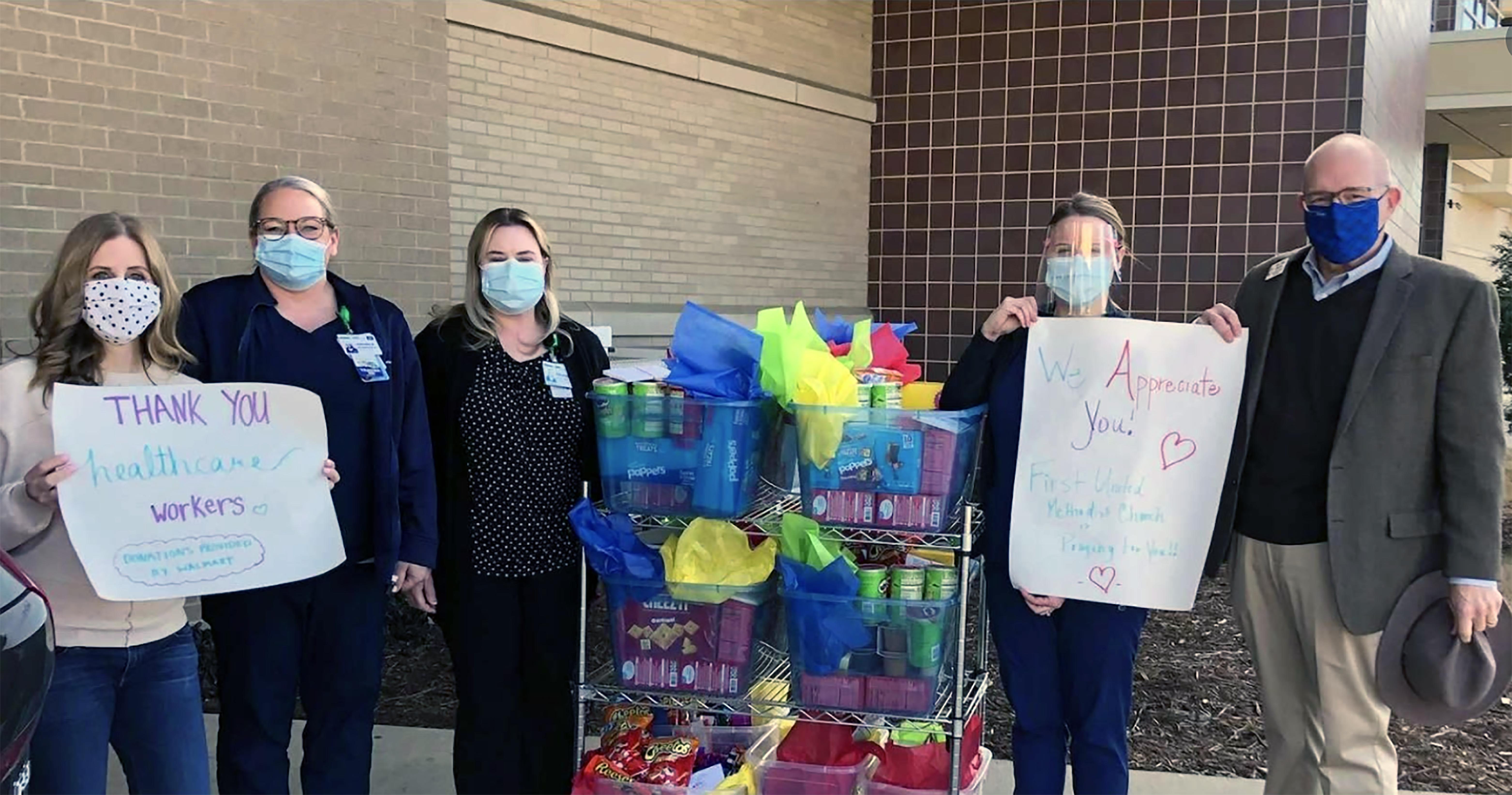 Bocadillos dulces y salados, agua embotellada y bebidas saludables completaron las cestas de alimentos, que también contenían cupones de restaurantes y notas de aliento, para homenajear a los/as trabajadores/a de ls salud. Foto: captura de video de Canal 5, cortesía de ABC News.