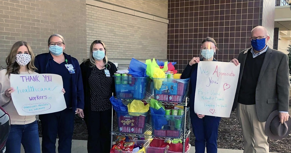 Bocadillos dulces y salados, agua embotellada y bebidas saludables completaron las cestas de alimentos, que también contenían cupones de restaurantes y notas de aliento, para homenajear a los/as trabajadores/a de ls salud. Foto: captura de video de Canal 5, cortesía de ABC News. Bocadillos dulces y salados, agua embotellada y bebidas saludables completaron las cestas de alimentos, que también contenían cupones de restaurantes y notas de aliento, para homenajear a los/as trabajadores/a de ls salud. Foto: captura de video de Canal 5, cortesía de ABC News.