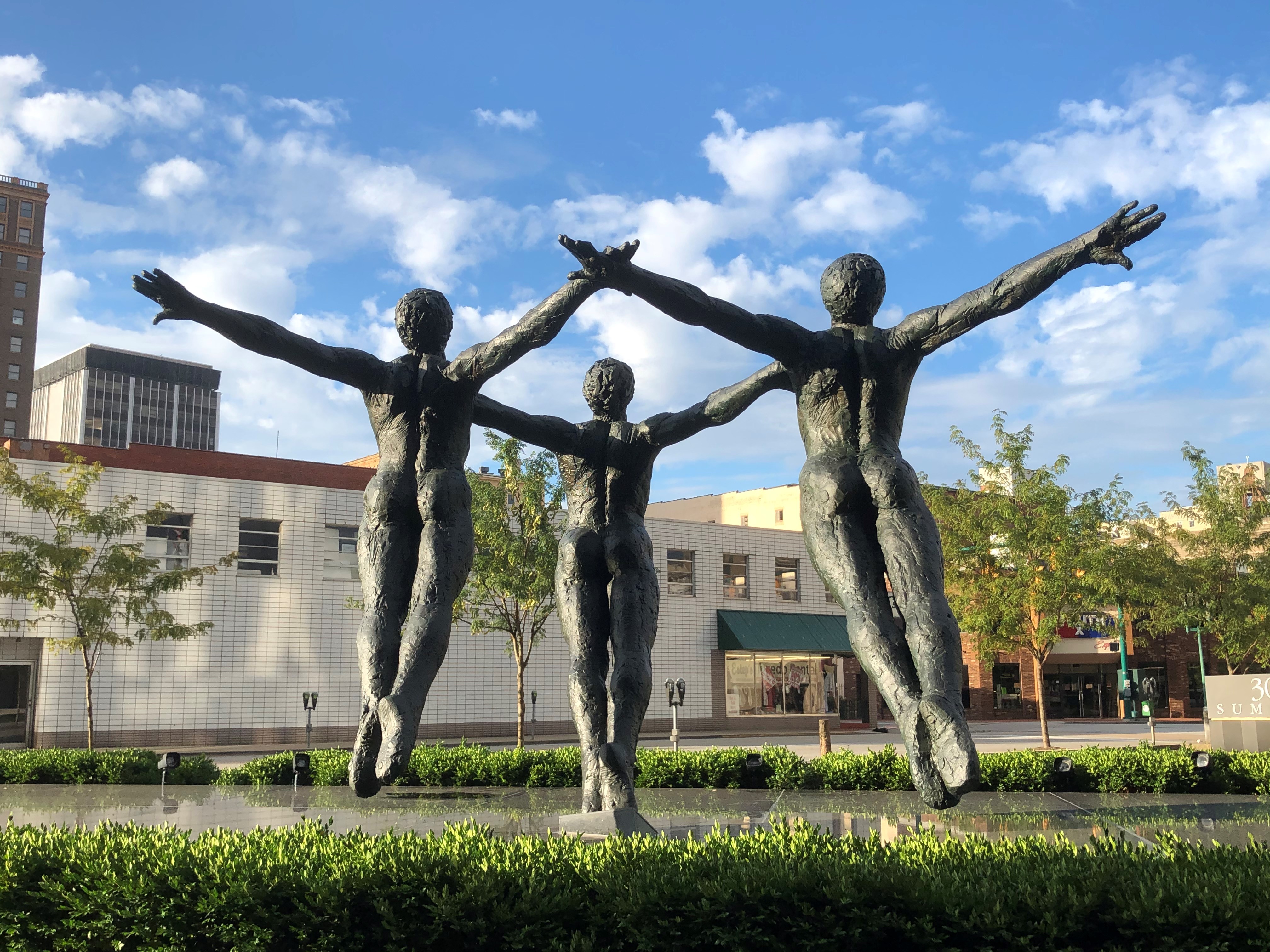 웨스트버지니아 주 찰스톤 시티센터에 설치된 지밀루 메이슨의 작품 도약(Cabriole)의 후면. 사진, 김응선 목사, 연합감리교뉴스.