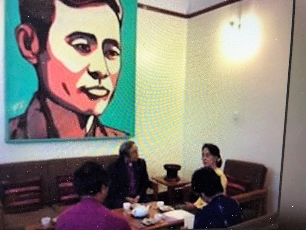 연합감리교 위스컨신 연회의 정희수 감독이 미얀마 남부감리교회의 조탄 모야 감독과 함께 2014년 8월 10일 가택 연금 상태에 있던 아웅산 수 치 여사를 방문한 모습. 배경의 그림은 보죠케 아웅 산. 그는 미얀마 독립운동가, 혁명가, 정치인, 군인이다. 미얀마의 독립에 결정적 공헌을 했으나, 독립 달성 6개월 전에 암살되었다. 현재까지 미얀마 국민들에게 "민족의 영웅"으로 추앙받고 있으며, 아웅산 수 치 여사는 그의 딸이다. 사진 제공, 정임현 목사, 다락방 아시아 담당 디렉터.