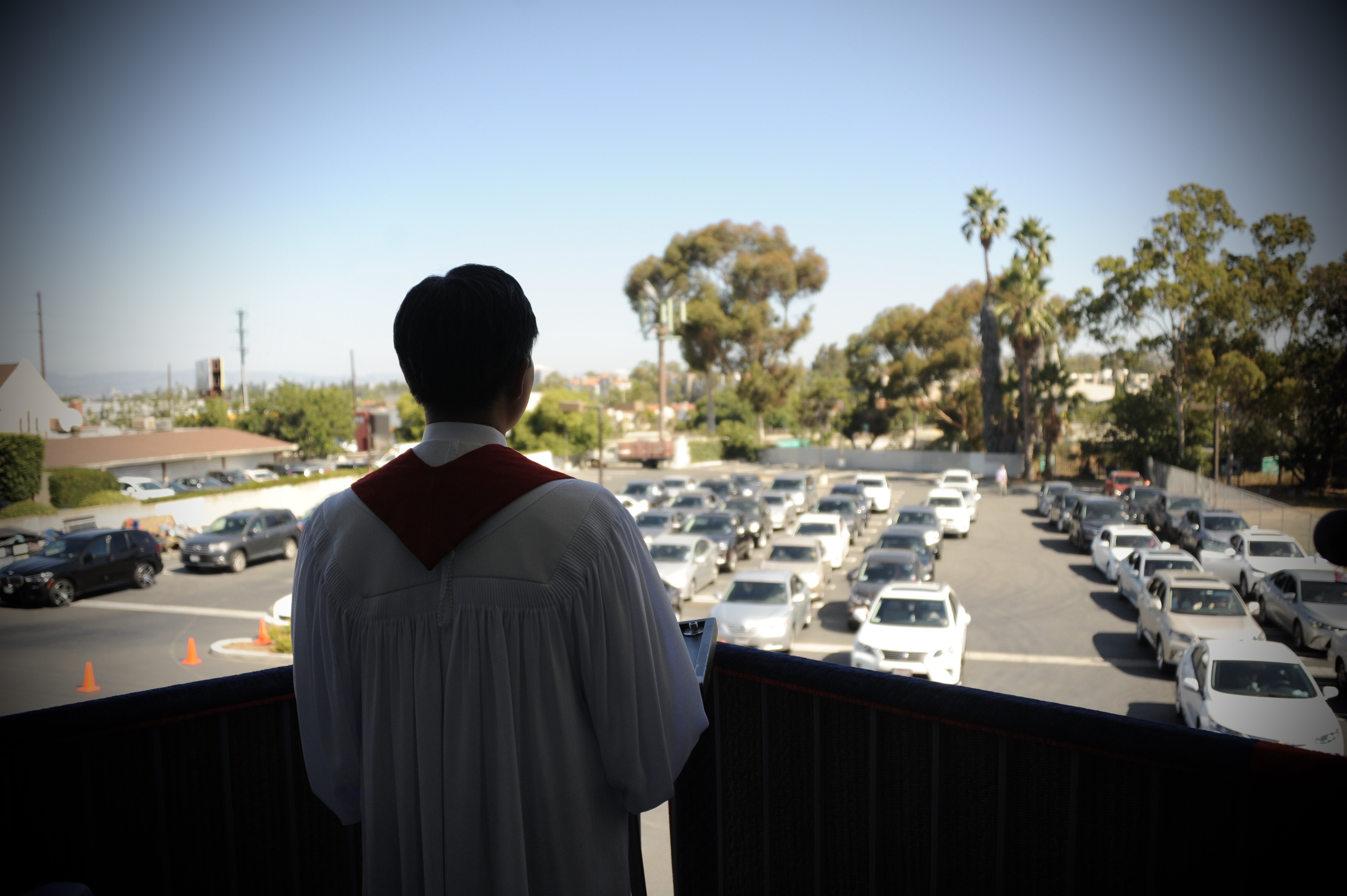 이창민 목사가 LA연합감리교회 주차장에서 드라이브 인(Drive-in) 주일예배를 드리고 있다. 사진 제공, 이창민 목사. 