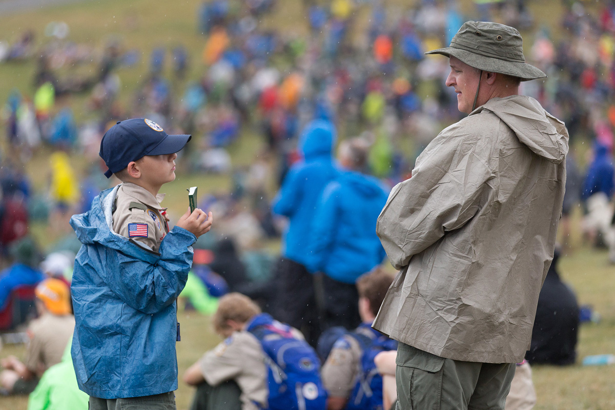 Un Scout muestra su copia de la guía devocional Metodista Unida "Fortaleza para el servicio" a un líder adulto en el Campamento Nacional Scout Jamboree 2017 en la Reserva Summit Bechtel en Glen Jean, Virginia Occidental. La Comisión General de Hombres Metodistas Unidos apoya el Movimiento Scout y publica la serie devocional “Fortaleza para el servicio”. Foto de archivo de Mike DuBose, Noticias MU.