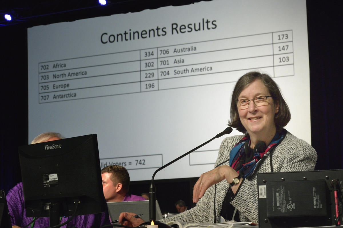 Bispo Elaine J.W. Stanovsky preside enquanto os delegados aprimoram suas habilidades de voto eletrônico durante uma sessão prática na Conferência Geral de 2016 em Portland, Oregon. Em resposta à decisão da Comissão de adiar ainda mais a Conferência Geral de 2020 até 2022, o Conselho dos Bispos convocou uma sessão especial online em 8 de maio de 2021. Foto de arquivo: Paul Jeffrey, Noticias MU. Bispo Elaine J.W. Stanovsky preside enquanto os delegados aprimoram suas habilidades de voto eletrônico durante uma sessão prática na Conferência Geral de 2016 em Portland, Oregon. Em resposta à decisão da Comissão de adiar ainda mais a Conferência Geral de 2020 até 2022, o Conselho dos Bispos convocou uma sessão especial online em 8 de maio de 2021. Foto de arquivo: Paul Jeffrey, Noticias MU.