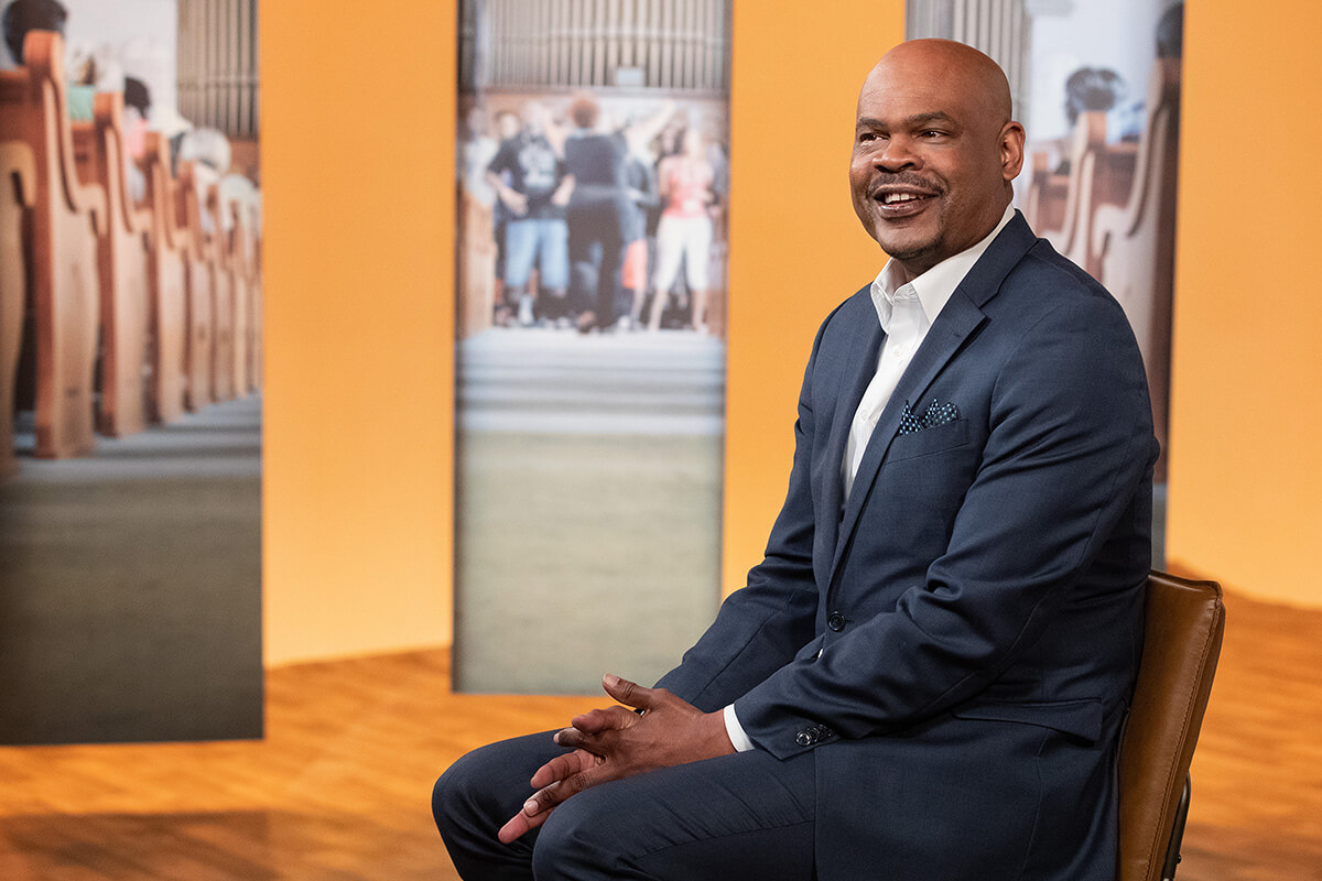 El Rev. Junius B. Dotson registra un segmento de la serie de estudios "Soul Reset" para El Aposento Alto en la agencia de Comunicaciones Metodistas Unidas en Nashville, estado de  Tennessee. Dotson, el máximo ejecutivo de los Ministerios de Discipulado, murió el 25 de febrero de 2021 cuando tenía 55 años. Foto de archivo de Mike DuBose, Noticias MU. 