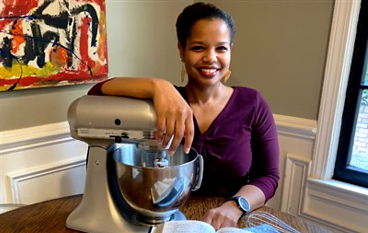 Em seus vídeos, a Dra. Burgess, que cresceu cozinhando com sua mãe, compartilha receitas que ela criou ou receitas de família que ela e sua mãe aperfeiçoaram. Foto cortesia do South Georgia Advocate. Em seus vídeos, a Dra. Burgess, que cresceu cozinhando com sua mãe, compartilha receitas que ela criou ou receitas de família que ela e sua mãe aperfeiçoaram. Foto cortesia do South Georgia Advocate.