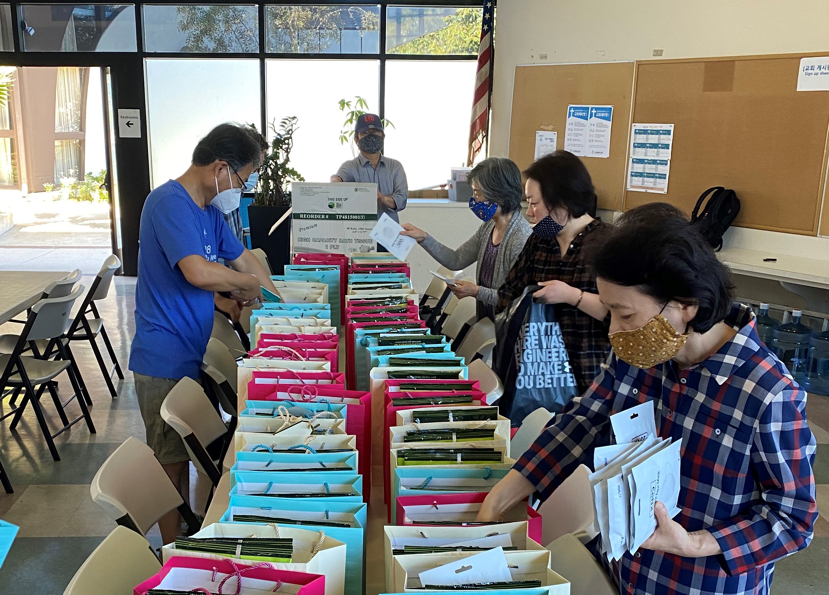 이창민 목사가 담임하는 LA연합감리교회의 교인들이 친교실에 모여 선교 물품을 정리하고 있다. 사진 제공, 이창민 목사. 