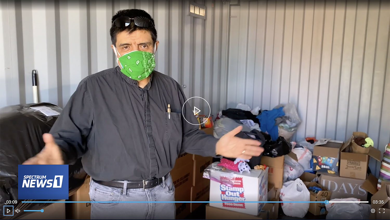 El Rev. Joel Hortiales, Director de Ministerios Hispano-Latinos en Asuntos Fronterizos en la Conferencia Anual california-Pacifico de La Iglesia Metodista Unida ha estado ayudando a los/as migrantes durante casi una década. Foto: captura de pantalla cortesía de Spectrum News 1.