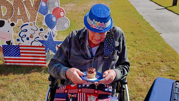 Personal del Hogar para Veteranos visitaron su casa para servir cupcakes de chocolate, su postre favorito. Foto cortesía de WRAL.com.