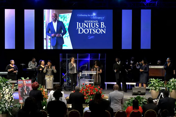 Os Metodistas Unidos e convidados celebraram a vida do Rev. Junius B. Dotson durante um culto em 6 de março na Igreja Metodista Unida de Windsor Village em Houston. Dotson, o chefe executivo dos Ministérios de Discipulado, morreu em 25 de fevereiro aos 55 anos. Foto cortesia de Discipleship Ministries.