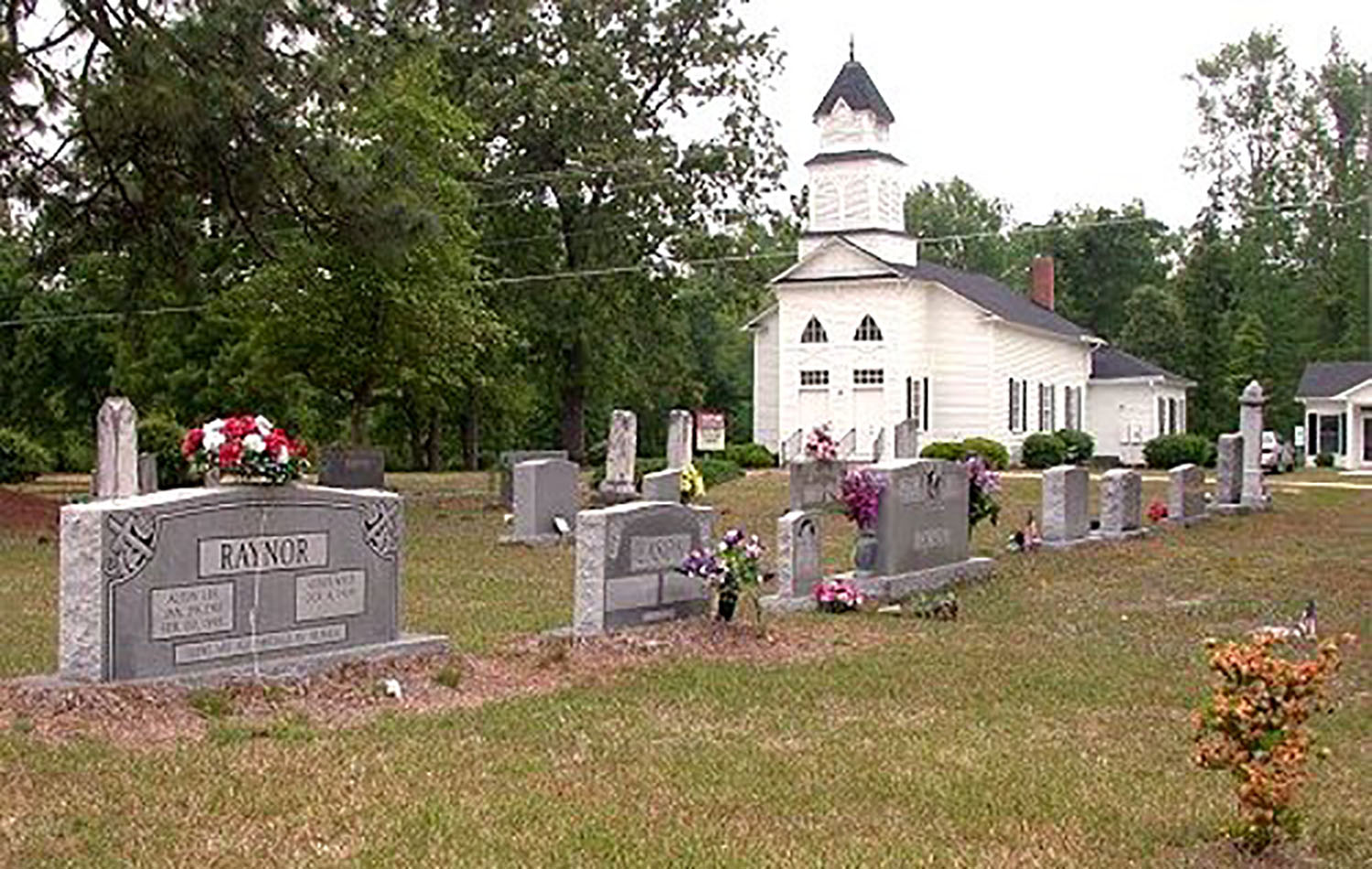 IMU Parkers Grove em Linden, fundada há mais de 145 anos, fechou em 2015 e foi vendida por um homem de Virginia Beach em 2020, que os entregou ao Asatru Folk Assembly (um grupo somente de brancos que honra os deuses de seus nórdicos e ancestrais germânicos) De acordo com o site Asatru, a organização é uma "expressão da espiritualidade nativa e pré-cristã da Europa". Foto cortesia de Doc Wilson.