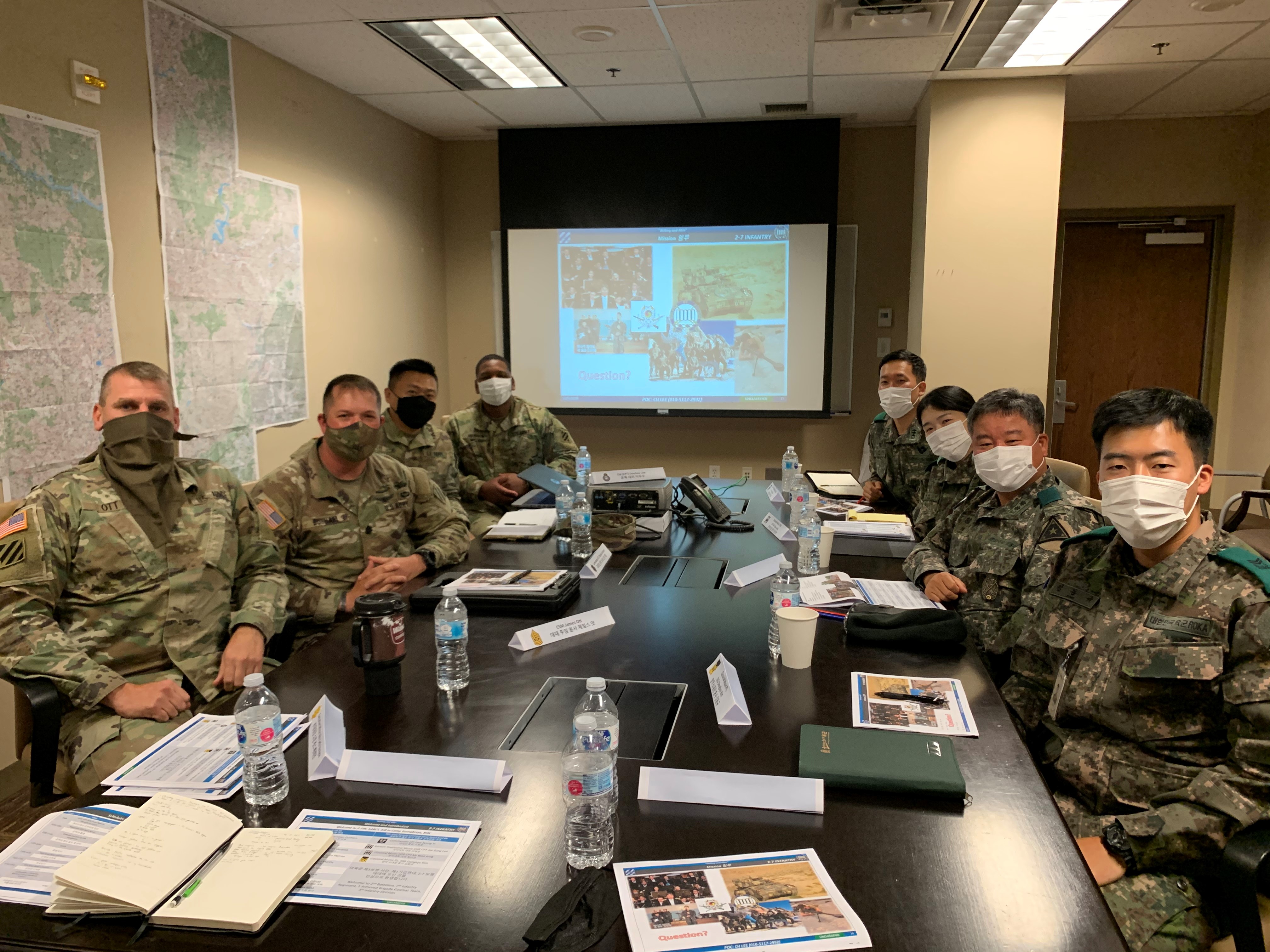 한국의 육군 인사사령부 군악대 대장과 참모진들이 미8군을 방문해 친교를 나누고, 크리스마스 교류 및 크리스마스 음악회 개최에 관한 논의를 하고 있다. 사진 제공, 이두수 목사, 미 육군. 