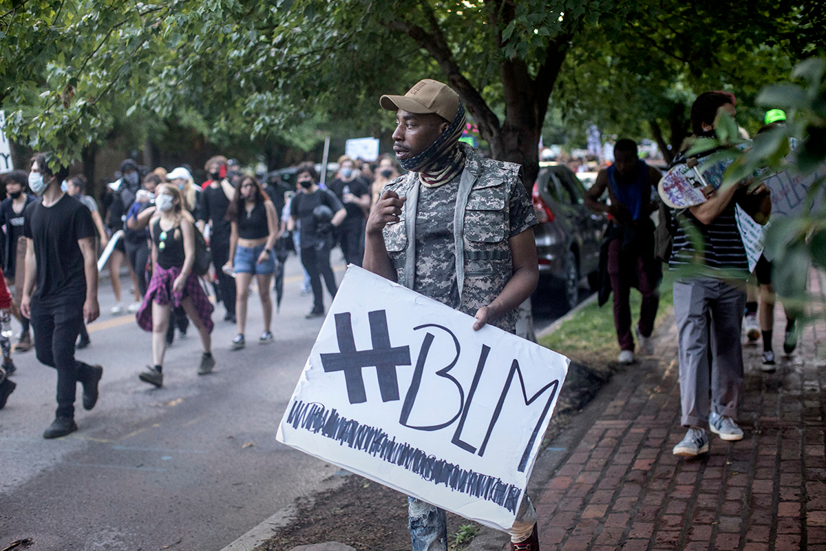 Manifestantes marchan en apoyo del movimiento Black Lives Matter en Nashville, Tennessee, en junio de 2020. Los/as líderes negros/as de La Iglesia Metodista Unida (IMU) están pidiendo a la denominación que se concentre en cambiar sus corazones en torno al tema de la justicia racial. Foto de archivo de Kathleen Barry, Noticias MU. Manifestantes marchan en apoyo del movimiento Black Lives Matter en Nashville, Tennessee, en junio de 2020. Los/as líderes negros/as de La Iglesia Metodista Unida (IMU) están pidiendo a la denominación que se concentre en cambiar sus corazones en torno al tema de la justicia racial. Foto de archivo de Kathleen Barry, Noticias MU.