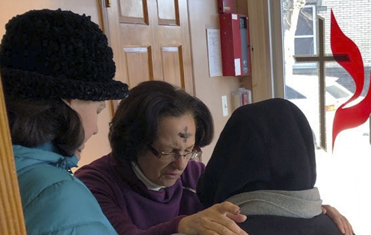Para María Luisa García la mayor preocupación de los/as pastores/as es asegurarse que, a pesar de no poder estar en contacto físico directo como lo muestra esta imagen del 2019, el acompañamiento pastoral y la conexión entre el cuerpo de Cristo debe mantenerse por otros medios que garanticen la seguridad y la salud de las congregaciones. Foto cortesía de María Luisa García.