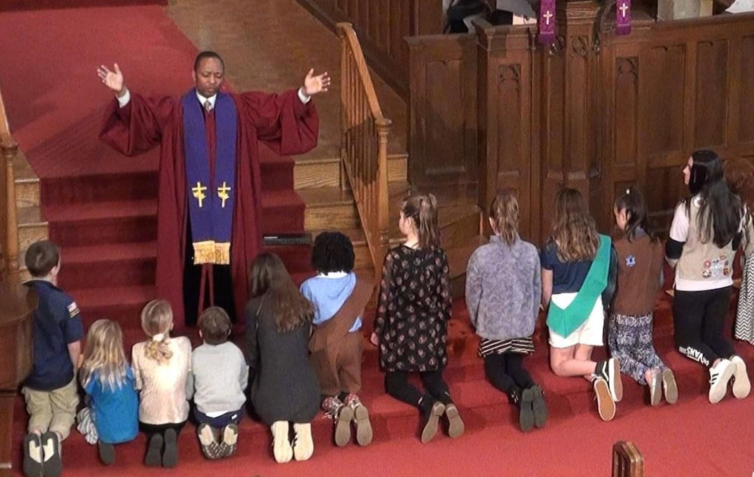 El Rev. William Williams III, recientemente fue nombrado superintendente del Distrito Gateway North, el cual comprende los condados que tienen la más alta concentración de población hispano-latina del estado de Nueva Jersey. En la imagen se muestra en la dirección de un mensaje infantil cuando aún era pastor de la Primera IMU de Westfield. Ahora atiende a 53 de las cuales 8 son hispano-latinas. Foto cortesía del Rev. William Williams III.