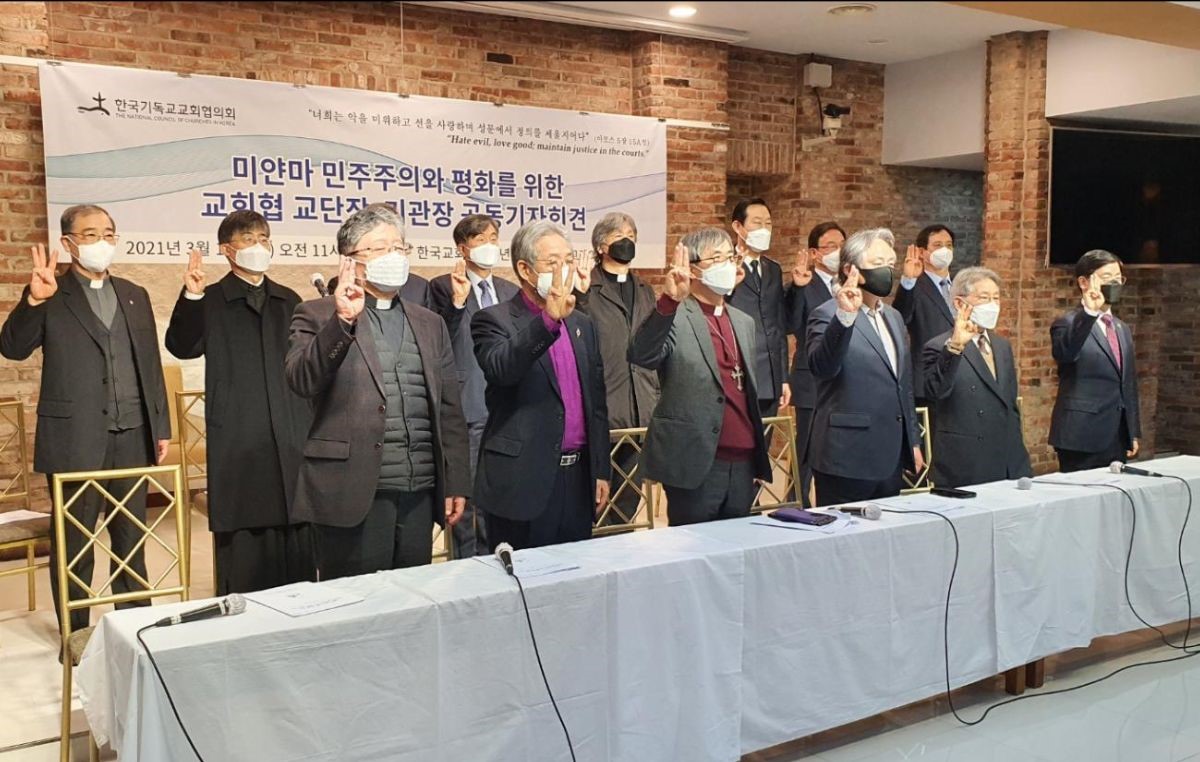 한국기독교교회협의회(NCCK)는 지난 3월 11일 한국교회100주년기념관 1층 그레이스홀에서 ‘미얀마 민주주의와 평화를 위한 교회협 교단장·기관장 공동기자회견’을 열었다. 참석자들은 독재에 저항하고, 대의를 위해 희생한다는 의미의 ‘세 손가락 경례’를 하고 있다. 사진 출처, 전민수, 기독일보.
