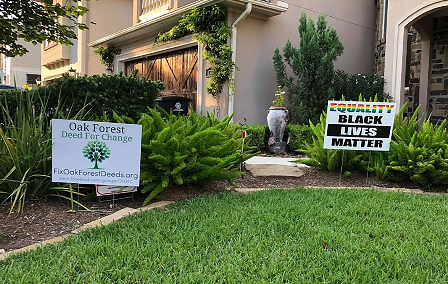 Ver al vecindario unirse para trabajar en un cambio positivo ha sido inspirador para el Rev. Bledsoe. “En el mundo en el que vivimos ahora, muchas veces las personas no conocen a sus vecinos/as, no están conectadas con su vecindario” dijo. Explicó que no hay ninguna razón para preservar esta parte de las restricciones de los documentos de propiedad, y su presencia solo sirve como un ejemplo de la presencia del racismo institucional en la sociedad. Foto cortesía de Lindsay Peyton.
