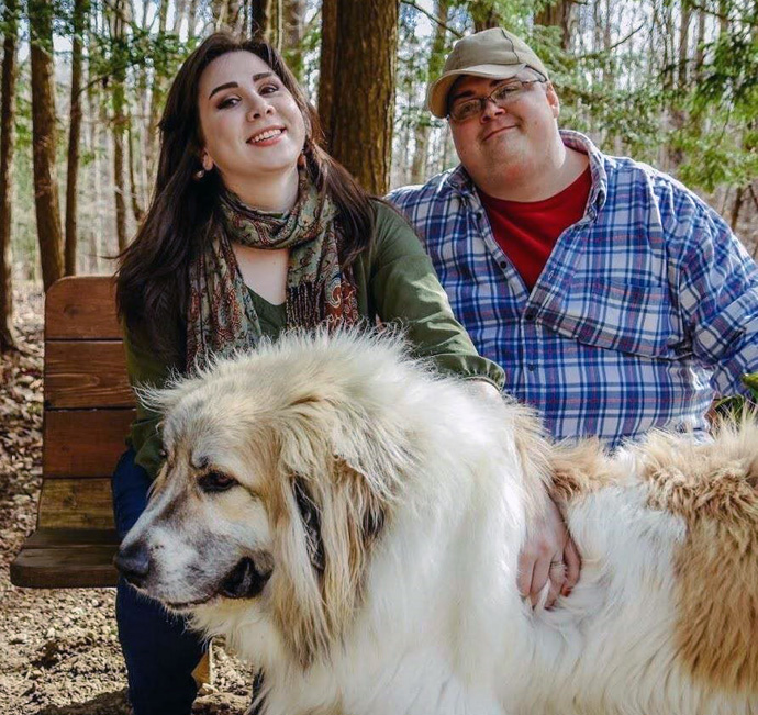 El Rev. Derek Kubilus se relaja con su esposa Maggie y su perro Beowulf. Kubilus apareció en "60 Minutos" por haber lanzado un podcast sobre el movimiento de conspiración QAnon. Foto de Reanna Lovsey.