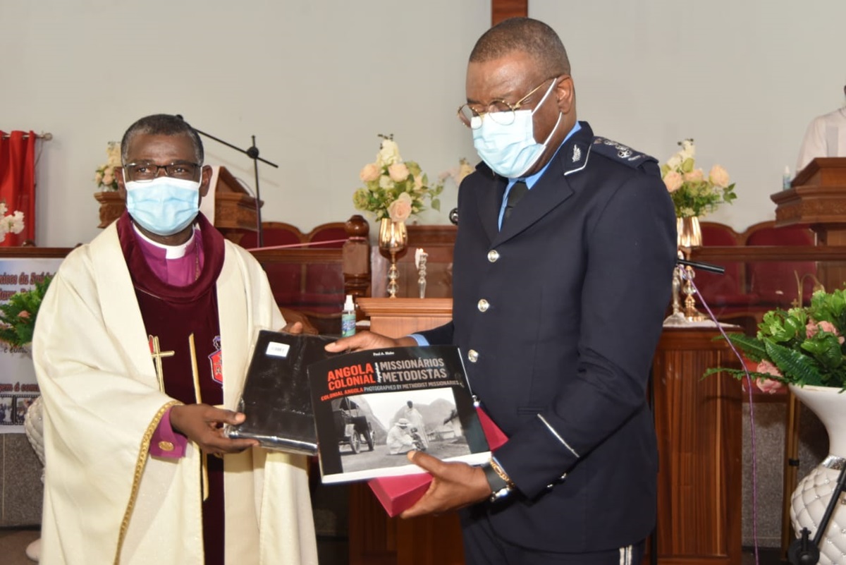 Bispo Gaspar João Domingos fazendo a entrega dos elementos de reconhecimento ao Comandante Geral da Polícia Nacional de Angola Paulo Gaspar de Almeida. Luanda,  foto de Augusto Bento. Bispo Gaspar João Domingos fazendo a entrega dos elementos de reconhecimento ao Comandante Geral da Polícia Nacional de Angola Paulo Gaspar de Almeida. Luanda,  foto de Augusto Bento.