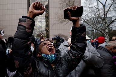 Una persona reacciona frente al Centro de Gobierno del Condado de Hennepin en Minneapolis después del veredicto de culpabilidad dictado el 20 de abril en el juicio de Derek Chauvin, ex oficial de policía de Minneapolis por el asesinato de George Floyd. Mientras expresaron la sensación de que el veredicto fue justo, los/as líderes metodistas unidos/as instaron a continuar trabajando para desmantelar el racismo generalizado y la injusticia sistémica contra las personas de color. Foto de Carlos Barria, Reuters. Una persona reacciona frente al Centro de Gobierno del Condado de Hennepin en Minneapolis después del veredicto de culpabilidad dictado el 20 de abril en el juicio de Derek Chauvin, ex oficial de policía de Minneapolis por el asesinato de George Floyd. Mientras expresaron la sensación de que el veredicto fue justo, los/as líderes metodistas unidos/as instaron a continuar trabajando para desmantelar el racismo generalizado y la injusticia sistémica contra las personas de color. Foto de Carlos Barria, Reuters.