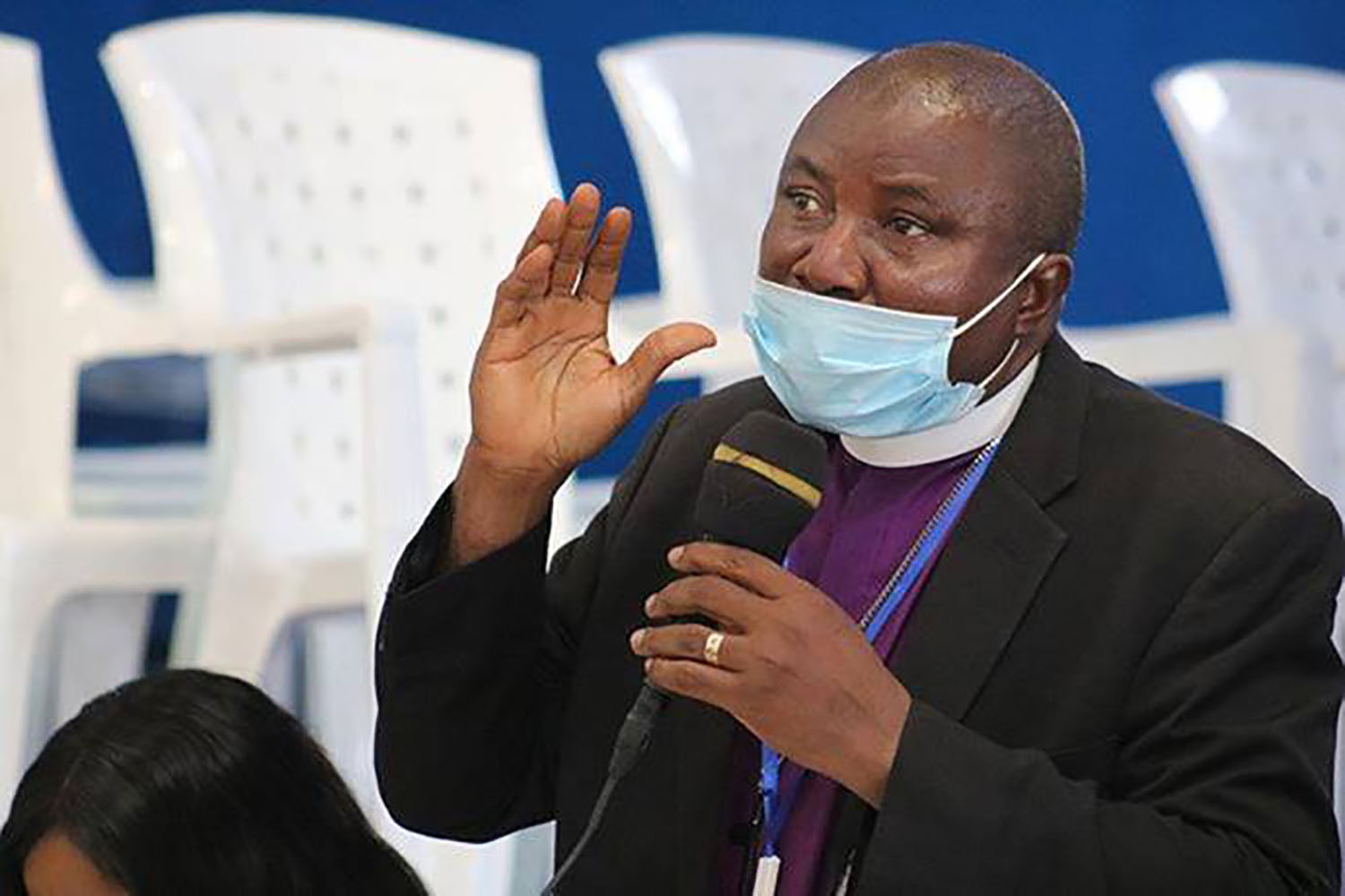 El Obispo Samuel J. Quire Jr. se dirige a la reunión de la Conferencia Anual de Liberia en Gbarnga, Liberia, en marzo. Quire es uno de los obispos africanos de La Iglesia Metodista Unida (IMU) que han estado discutiendo una división denominacional y lo que eso podría significar para ellos y sus conferencias. Foto de E Julu Swen, Noticias MU.