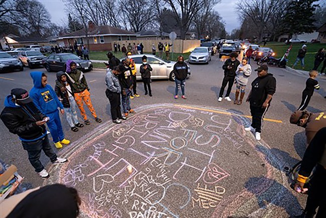 Los/as manifestantes se reúnen después de que un oficial de policía de Brooklyn Park disparó y mató a Daunte Wright el 11 de abril. Foto cortesía de la Conferencia Anual de Minnesota.