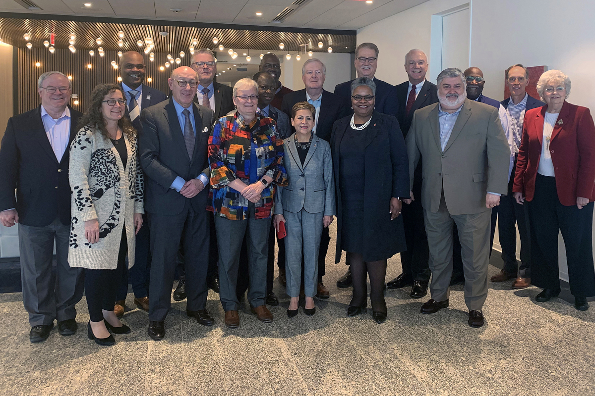 Um grupo diverso de bispos e outros líderes Metodistas Unidos se reúnem para uma foto de grupo em Washington depois de chegar a um acordo sobre uma proposta que manteria a Igreja Metodista Unida, mas permitiria que as congregações tradicionalistas se separassem em uma nova denominação. Alguns membros dessa equipe estão frustrados depois que o Conselho Judicial se recusou a decidir sobre a proposta antes da Conferência Geral. Foto cortesia da Equipe de Mediação de Protocolo.