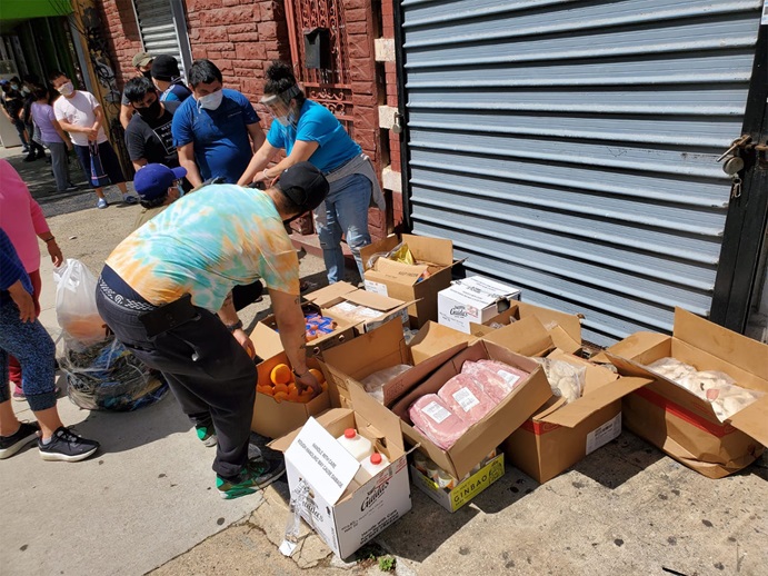 Desde el inicio de la pandemia en 2020, la Primera Iglesia Metodista Unida de habla Española ubicada en El Barrio en la ciudad de Nueva York, se mantuvo activa suministrando alimentos a personas de la comunidad, no solo en sus instalaciones y otras locales, sino también llevando suministros a domicilio, en momentos en que se recomendaba permanecer en cuarentena dentro de los hogares, para prevenir mas contagios. Foto cortesia de la Rvda. Dorlimar Lebrón. 