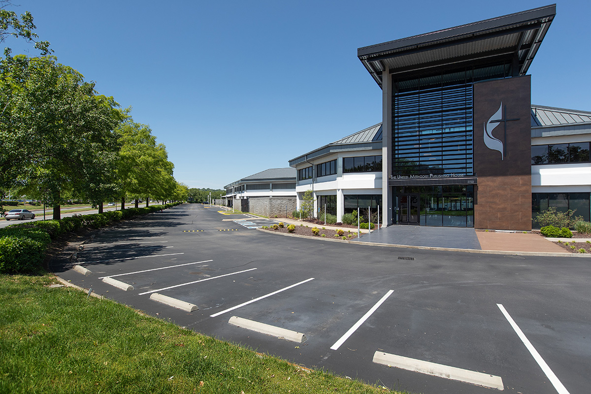 O estacionamento da United Methodist Publishing House (Editora Metodista Unida) em Nashville, Tennessee, está vazio na sexta-feira, 1 de maio de 2020. A agência autossustentada recentemente celebrou um acordo de compra com uma empresa de investimento que deverá alugar o espaço de escritório ao público. Essa mudança, combinada com melhores vendas de recursos da igreja à medida que a pandemia aumenta nos Estados Unidos, iluminou o quadro financeiro da Editora. Foto de arquivo por Mike DuBose, Notícias MU. O estacionamento da United Methodist Publishing House (Editora Metodista Unida) em Nashville, Tennessee, está vazio na sexta-feira, 1 de maio de 2020. A agência autossustentada recentemente celebrou um acordo de compra com uma empresa de investimento que deverá alugar o espaço de escritório ao público. Essa mudança, combinada com melhores vendas de recursos da igreja à medida que a pandemia aumenta nos Estados Unidos, iluminou o quadro financeiro da Editora. Foto de arquivo por Mike DuBose, Notícias MU.