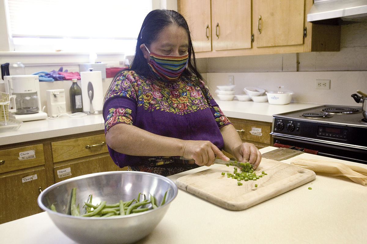Maria Chavalan Sut prepara comida en la cocina de la Iglesia Metodista Unida Memorial Wesley en Charlottesville, estado de Virginia. Después de tres años de vivir en el santuario de la iglesia, Chavalan Sut, quien huyó de Guatemala en 2016, recibió un aplazamiento de su deportación por un año, lo que le permite moverse libremente hasta que se conozca su caso de asilo. Foto © Richard Lord. Maria Chavalan Sut prepara comida en la cocina de la Iglesia Metodista Unida Memorial Wesley en Charlottesville, estado de Virginia. Después de tres años de vivir en el santuario de la iglesia, Chavalan Sut, quien huyó de Guatemala en 2016, recibió un aplazamiento de su deportación por un año, lo que le permite moverse libremente hasta que se conozca su caso de asilo. Foto © Richard Lord.