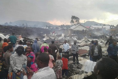 Los/as residentes del vecindario Buhene de Goma, Congo, inspeccionan los daños en sus hogares después de que el volcán Nyiragongo entró en erupción, matando al menos a 15 personas. Foto de Philippe Kituka Lolonga, Noticias MU. Los/as residentes del vecindario Buhene de Goma, Congo, inspeccionan los daños en sus hogares después de que el volcán Nyiragongo entró en erupción, matando al menos a 15 personas. Foto de Philippe Kituka Lolonga, Noticias MU.