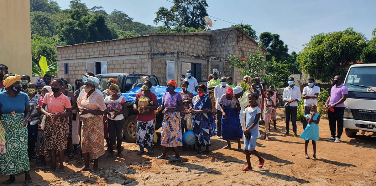 Parte dos sobreviventes que vem se beneficiar dos kits preparados pela Igreja. No chao, vendo-se alguns vestígios de lodo deixado para fúria das aguas Cambambe-Dondo. Foto de Orlando da Cruz. 