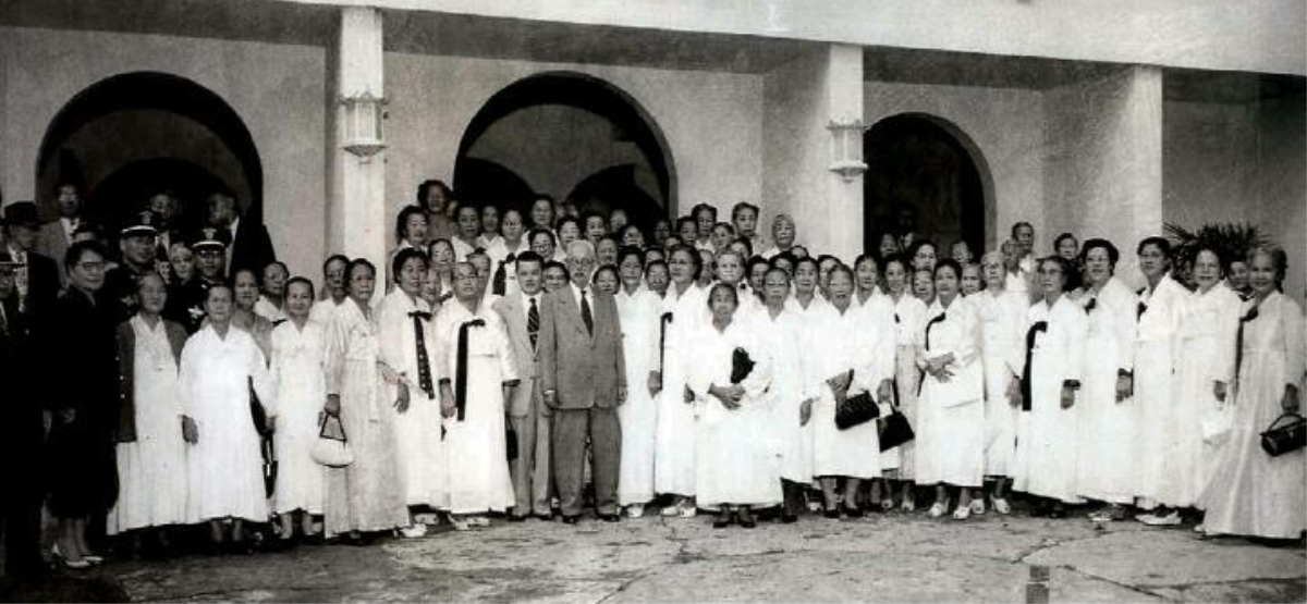 함태영 부통령과 한인기독교회 교인들. 사진 출처, 위키백과.