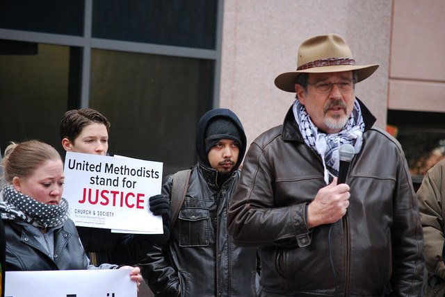 El Rev. Keary Kincannon en Alexandria, Virginia, y otros/as defienden la santidad del santuario de la iglesia para inmigrantes indocumentados/as. El testimonio de la justicia es una de las cualidades que Clayton Childers valora de La Iglesia Metodista Unida. Foto cortesía de los archivos de la Junta General de Iglesia y Sociedad (GBCS).