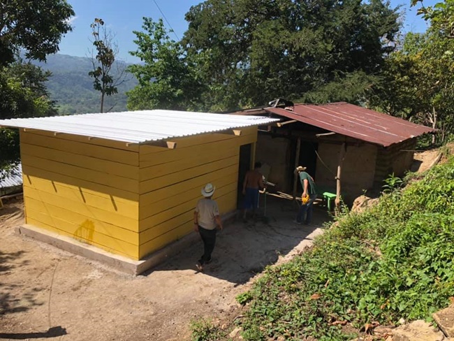 La construcción de viviendas ha sido de los ejes importantes del trabajo ministerial. Se han construido parcial totalmente más de 60 casas familiares que se encontraban en situación de alto riesgo. Foto cortesía de la familia Somerville.