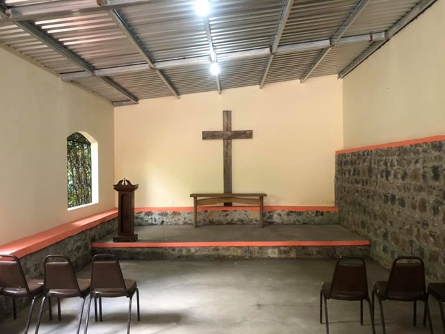 La congregación, guardando las medidas sanitarias pertinentes, aprovechó el tiempo de las restricciones para reunirse personalmente y terminar la construcción del templo de la IMU El Camino, el cual fue inaugurado el pasado 13 de junio. Foto cortesía de la familia Somerville.