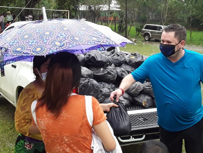 El Valle de Sula concentra el 80% de los casos de COVID-19 de todo el país. Allí se han repartido alrededor de 36 toneladas de alimentos a familias de escasos recursos en 13 comunidades de las zonas cercanas a Rio Lindo. Foto cortesía de la familia Somerville. 