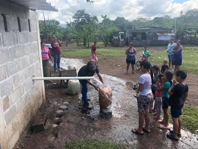 "Estamos trabajando en un proyecto de reparación del sistema de agua para una comunidad que perdió el acceso a este vital líquido, como consecuencia del paso de los huracanes", dijo Walker. Foto cortesía de la familia Somerville.