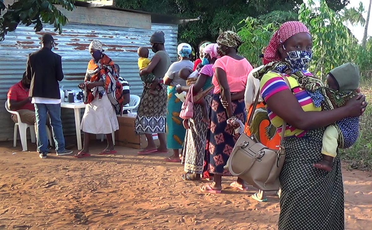 During consultations in Mabumbuza, Mozambique, mothers wait in line with their young children to receive medication at a mobile clinic led by The United Methodist Church in partnership with the Mozambique Ministry of Health. Photo by António Wilson, UM News.