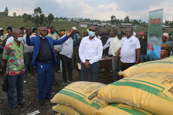 O Rev. Henry Jean Robert Kasongo Numbize ora por suprimentos de socorro em Goma, R.D. do Congo, antes de ser distribuído para ajudar os sobreviventes da erupção do vulcão Nyiragongo (cerca de 10 milhas de Goma), em 22 de maio. Numbize é superintendente do distrito de Goma da Igreja Metodista Unida. Foto de Philippe Kituka Lolonga, Notícias MU. O Rev. Henry Jean Robert Kasongo Numbize ora por suprimentos de socorro em Goma, R.D. do Congo, antes de ser distribuído para ajudar os sobreviventes da erupção do vulcão Nyiragongo (cerca de 10 milhas de Goma), em 22 de maio. Numbize é superintendente do distrito de Goma da Igreja Metodista Unida. Foto de Philippe Kituka Lolonga, Notícias MU.