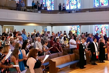 La Primera Iglesia Metodista Unida en Denton, Texas tuvo su servicio de adoración en persona el 6 de junio, utilizando por primera vez el santuario después de que el COVID-19 forzó el cierre de edificios en todos los Estados Unidos. Foto de Sam Hodges, Noticias MU. La Primera Iglesia Metodista Unida en Denton, Texas tuvo su servicio de adoración en persona el 6 de junio, utilizando por primera vez el santuario después de que el COVID-19 forzó el cierre de edificios en todos los Estados Unidos. Foto de Sam Hodges, Noticias MU.