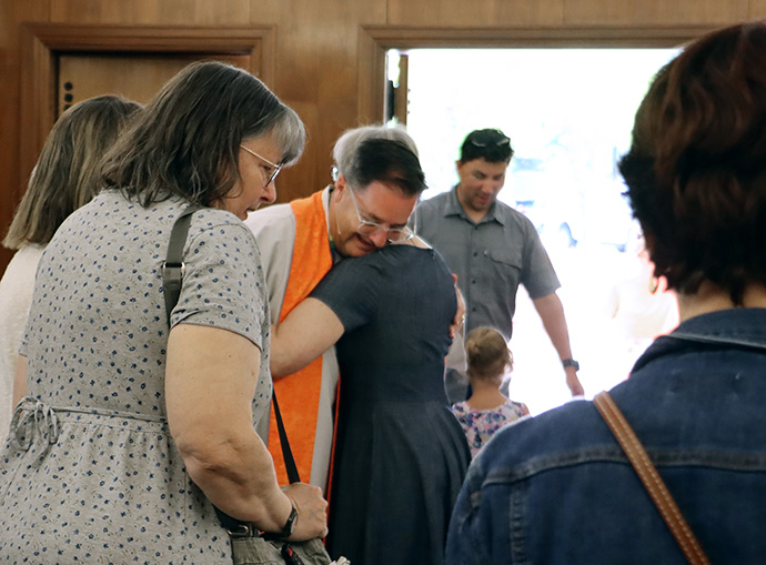 The Rev. Duane Anders offers greetings on June 6 to parishioners happy to be worshipping together again at the Cathedral of the Rockies/First United Methodist Church in Boise, Idaho. Photo by Svend Knutsen.