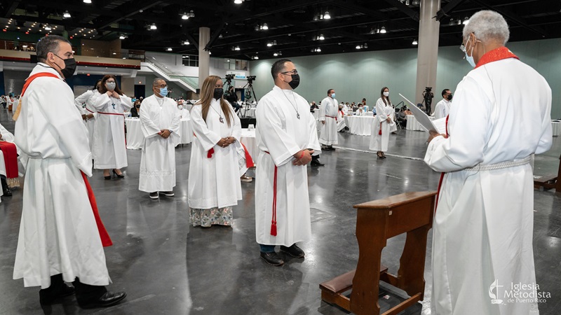 En la noche de 24 de junio, se celebró el Culto de Ordenación y Celebración del Ministerio Ordenado y Diaconal. Durante este servicio, se ordenaron alrededor de 11 nuevos/as presbíteros/as. Se reconoció la labor de aquellos/as pastores/as que cumplieron 25 y 50 años de ministerio y de quienes se acogieron a la jubilación. Foto Iglesia Metodista de Puerto Rico.
