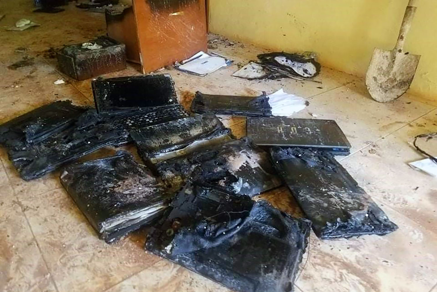 A imagem mostra os restos de laptops usados por funcionários e alunos da HAPITech. A perda de equipamento e dinheiro é estimada em $ 15.000. O coordenador Mario Damis disse: “Este incidente consumiu todos os nossos recursos. Nossos laptops e equipamentos de rede sumiram". Foto cortesia de Valerie Mossman-Celestin.