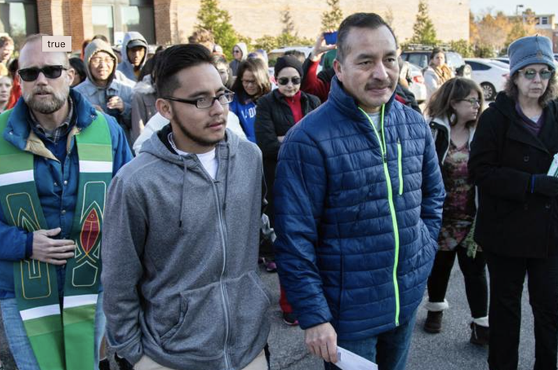 Samuel Oliver-Bruno, de 47 años, con abrigo azul, un hombre indocumentado, camina con su hijo Daniel Oliver Perez, de 19, antes de que Oliver-Bruno fuera arrestado por oficiales de inmigración en Morrisville después de dejar la Iglesia Metodista Unida CityWell de Durham, donde había estado viviendo durante 11 meses. Las iglesias son uno de los pocos lugares donde el Servicio de Inmigración y Control de Aduanas de EE. UU. no realiza arrestos. Foto cortesía de The N&O.