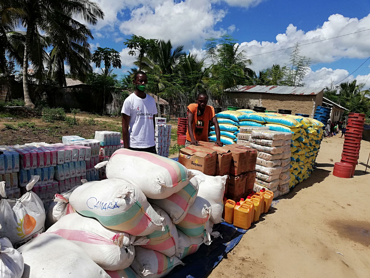 Parte dos produtos descarregados em Pemba, Moçambique, a serem distribuídos nos centros de reassentamento. Foto de Edilson Fernandes.