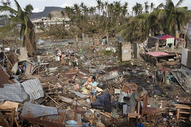 Supervivientes del tifón Haiyan recogen los escombros acumulados por la tormenta en Tacloban, Filipinas en 2013, mientras buscan sus posesiones perdidas. Jóvenes metodistas de todo el mundo están trabajando juntos/as para luchar contra el calentamiento global y se han centrado en equipar a las comunidades vulnerables en la primera línea del cambio climático, con los recursos que necesitan para adaptarse al mundo cambiante. Foto de archivo de Mike DuBose, Noticias MU. Supervivientes del tifón Haiyan recogen los escombros acumulados por la tormenta en Tacloban, Filipinas en 2013, mientras buscan sus posesiones perdidas. Jóvenes metodistas de todo el mundo están trabajando juntos/as para luchar contra el calentamiento global y se han centrado en equipar a las comunidades vulnerables en la primera línea del cambio climático, con los recursos que necesitan para adaptarse al mundo cambiante. Foto de archivo de Mike DuBose, Noticias MU.