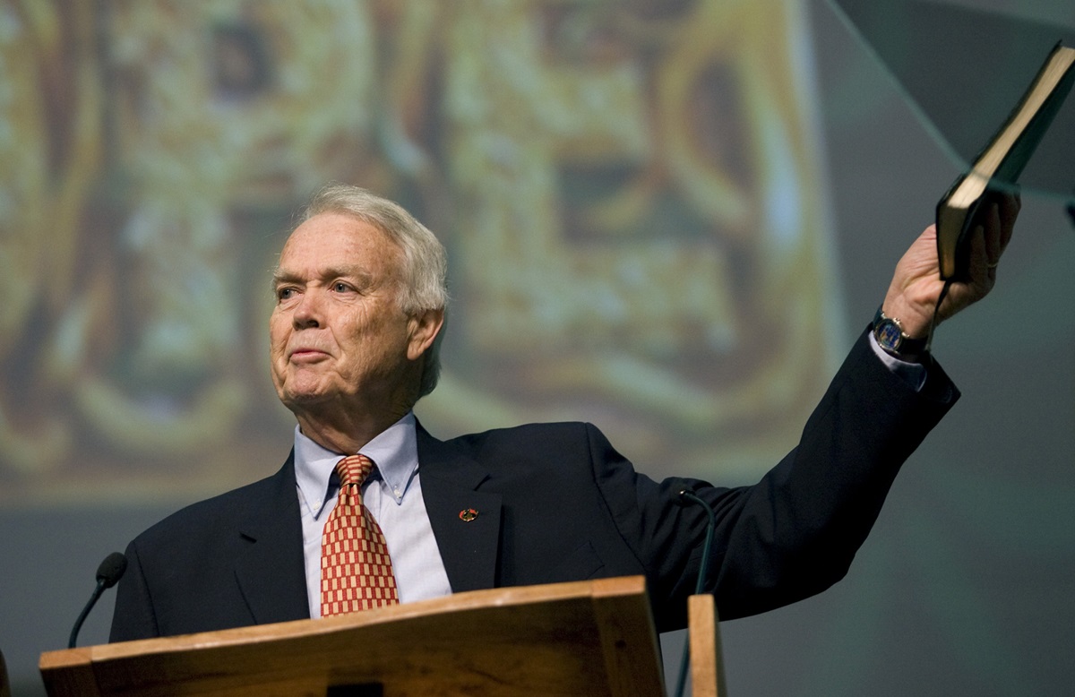 The Rev. H. Eddie Fox reads the gospel lesson during morning worship at the 2008 United Methodist General Conference in Fort Worth, Texas. Fox, a longtime director of World Methodist Evangelism, died July 28, 2021, at age 83. File photo by Mike DuBose, UMNS.