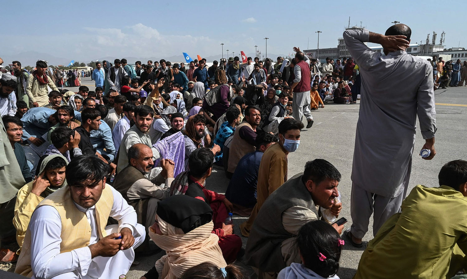 Cientos de afganos/as esperan ser evacuados/as en el aeropuerto de Kabul el 18 de agosto de 2021. Foto cortesía de SHUTTERSTOCK.