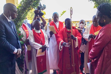 Coupure du Ruban devant la porte principale du Temple Jean-Claude Kakudji par le Bishop Kasap Owan Tshibang Alex, ce dimanche 11 Juillet 2021 au Quartier Kamasaka à 8 Km du Centre-ville de Lubumashi. Construit par un fidèle de l’église locale de Joli Site, ce temple a été baptisé du nom du donateur, Jean-Claude Kakudji. Le bâtiment a la capacité d’accueillir plus de 500 fidèles. Photo par John Kaumba Makalu, UM News. Coupure du Ruban devant la porte principale du Temple Jean-Claude Kakudji par le Bishop Kasap Owan Tshibang Alex, ce dimanche 11 Juillet 2021 au Quartier Kamasaka à 8 Km du Centre-ville de Lubumashi. Construit par un fidèle de l’église locale de Joli Site, ce temple a été baptisé du nom du donateur, Jean-Claude Kakudji. Le bâtiment a la capacité d’accueillir plus de 500 fidèles. Photo par John Kaumba Makalu, UM News.