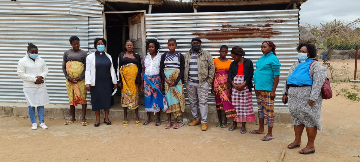 A delegacao da Conferencia Anual  durante a visita, com a enfermeira Albertina Ricardo e algumas mulheres gravidas no hospital em Maqueze. Foto de Antonio Wilson.